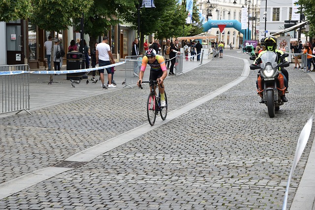 拜仁高层：南看台球迷燃放烟花破坏环境，欧足联肯定会做出处罚